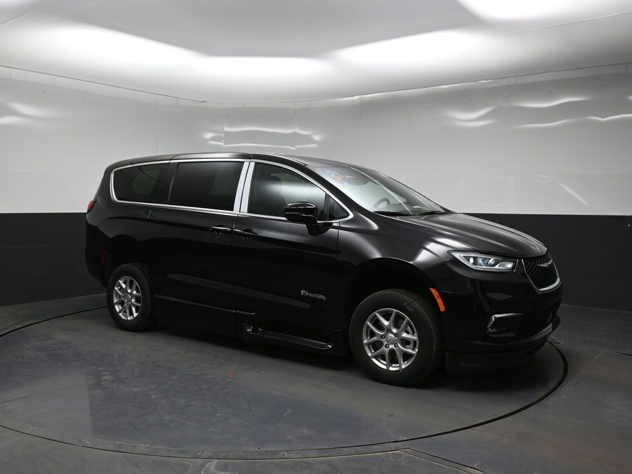 Black Chrysler Pacifica image number 20