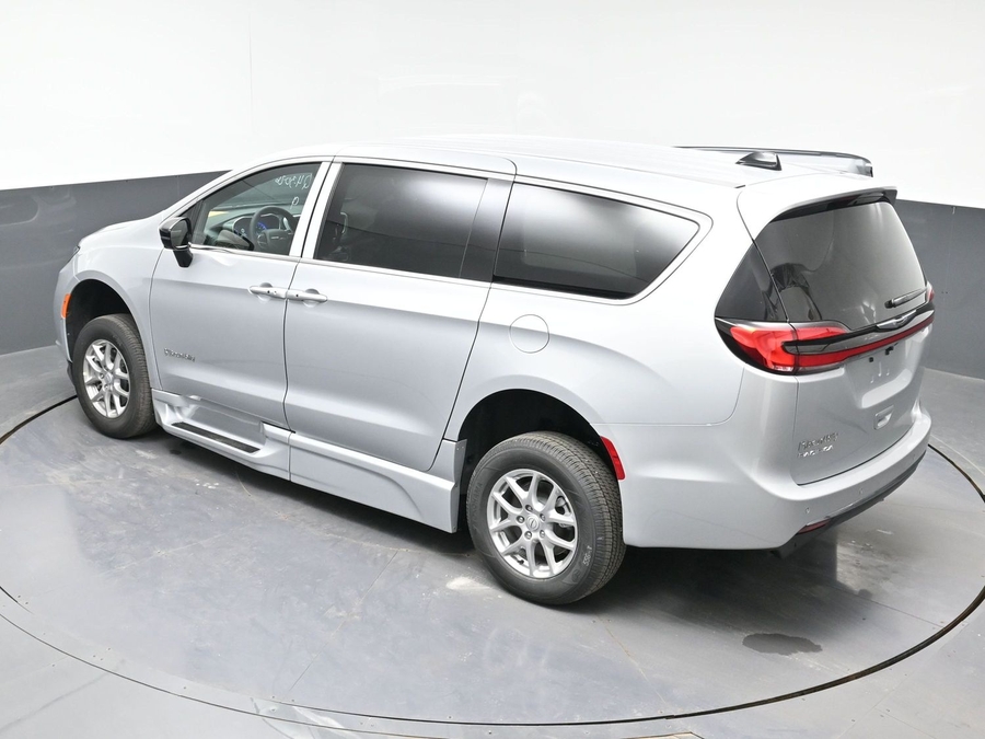 Silver Chrysler Pacifica image number 16