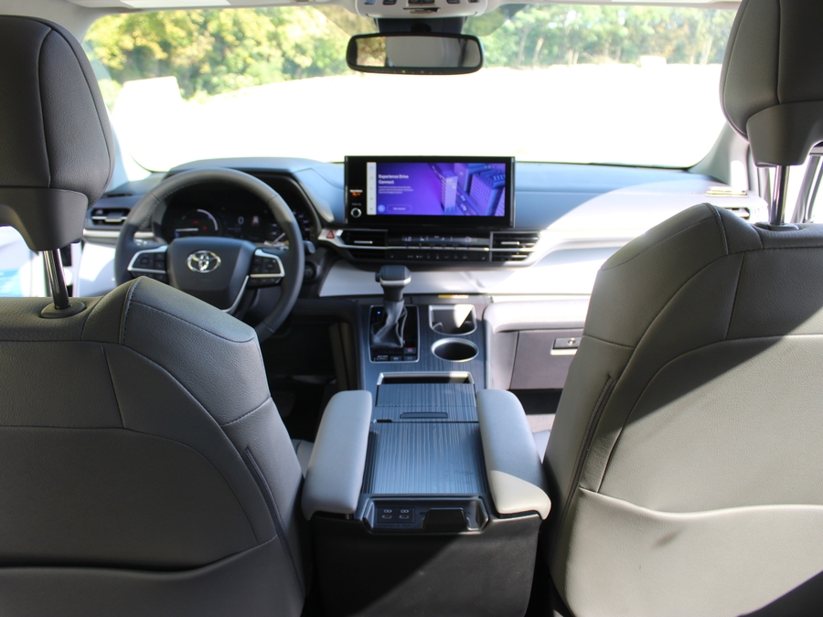 White Toyota Sienna image number 9