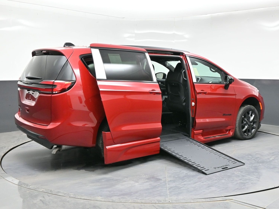 New 2026 Chrysler Pacifica Select Sport - BraunAbility Side Entry In Floor Automatic Ramp