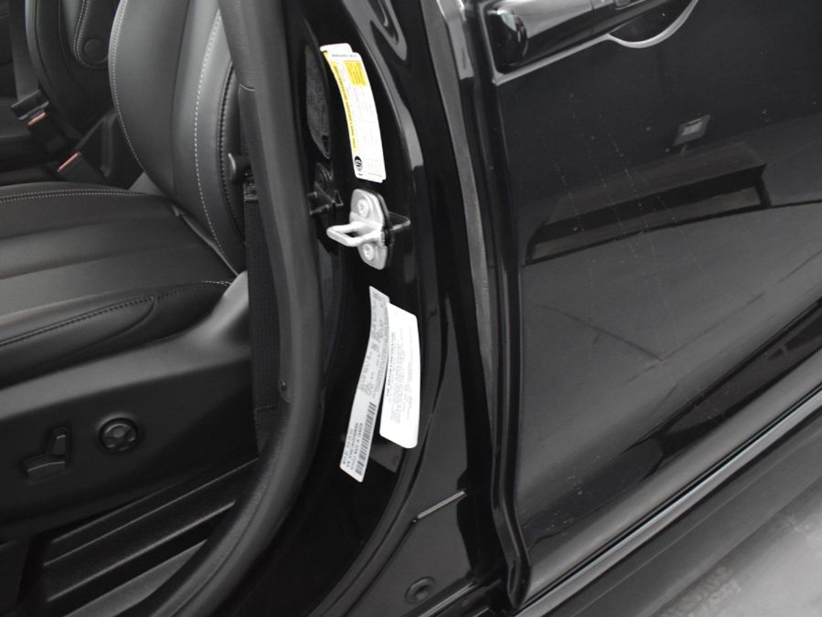 Black Chrysler Pacifica image number 16