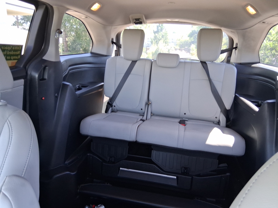 Grey Honda Odyssey image number 20