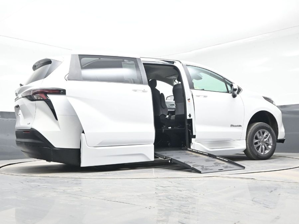 2025 TOYOTA SIENNA - Image 13