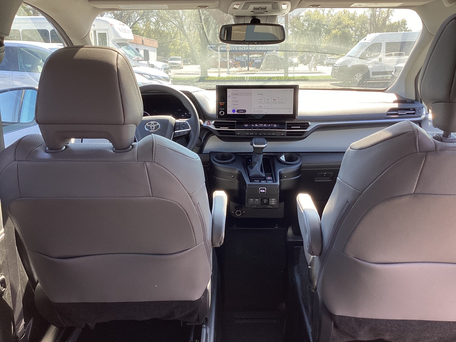 Silver Toyota Sienna image number 3
