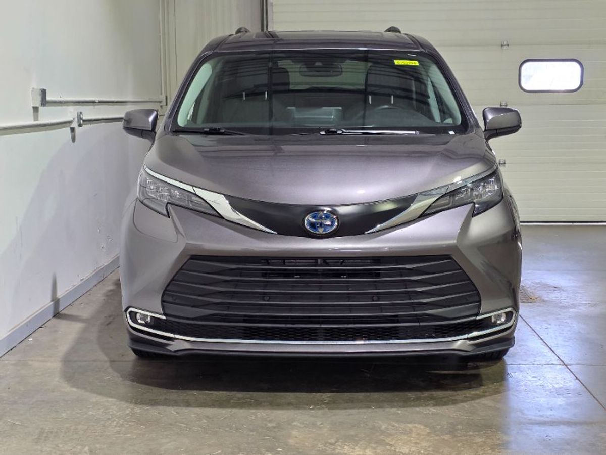 Grey Toyota Sienna image number 9