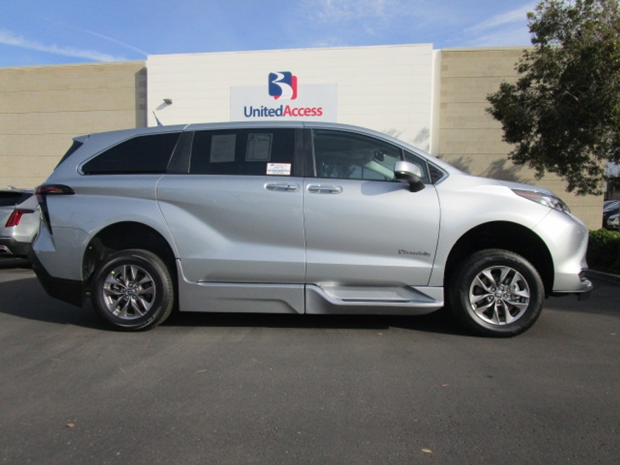 New 2025 Toyota Sienna Hybrid XLE Plus - BraunAbility Side Entry Entry Fold Out Automatic Ramp
