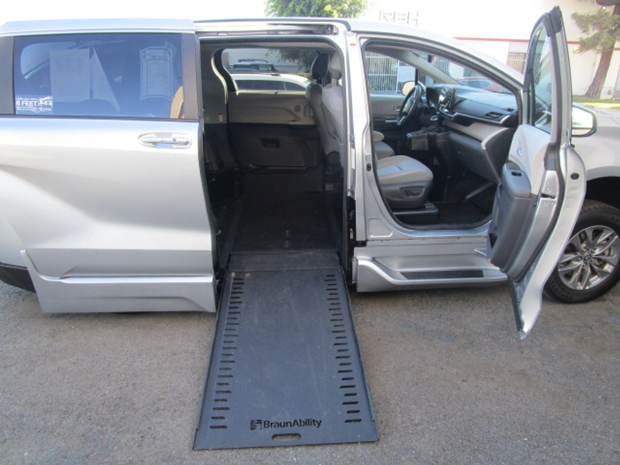 Used 2024 Toyota Sienna Hybrid XLE Base - BraunAbility Side Entry Entry In Floor Automatic Ramp