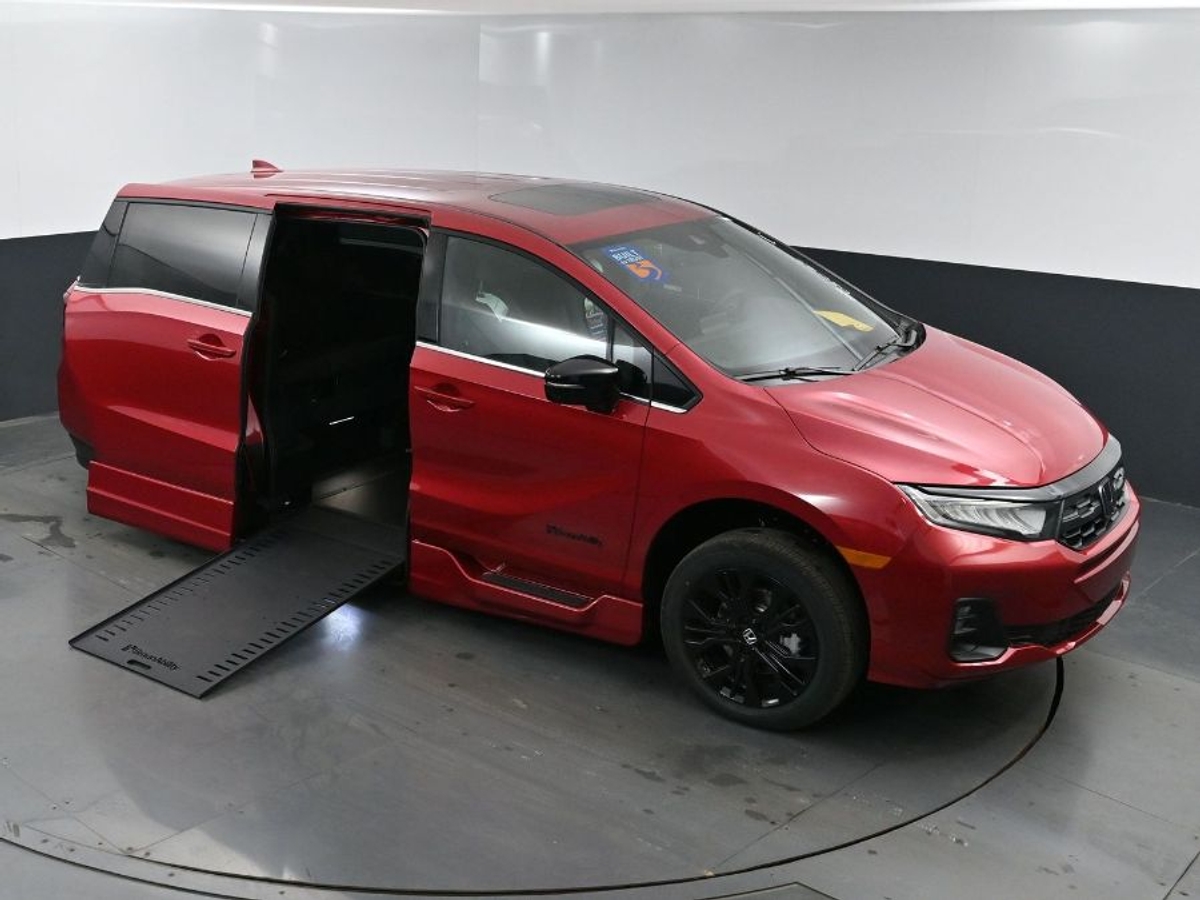 Red Honda Odyssey image number 21