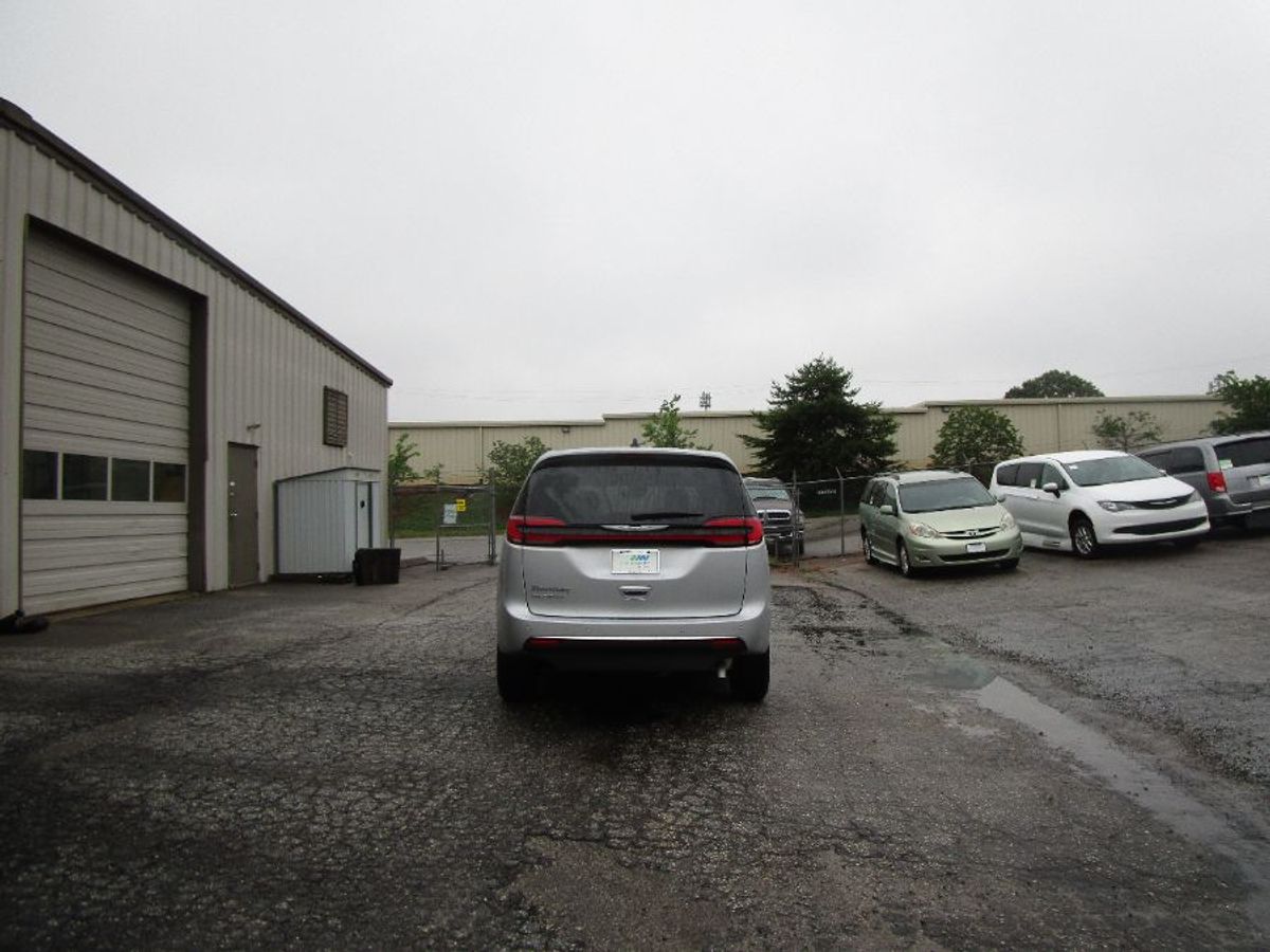 Silver Chrysler Pacifica image number 15