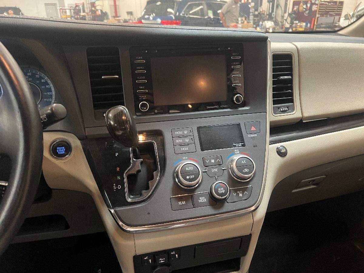 2019 TOYOTA SIENNA - Image 11
