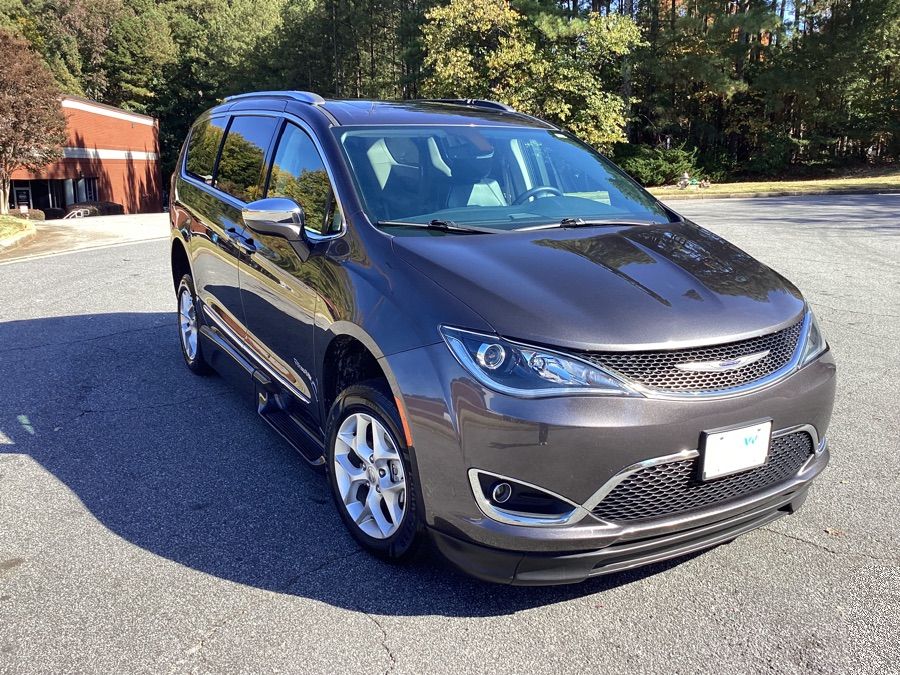 Chrysler Pacifica gris imagen numero 8