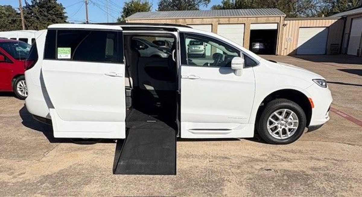 White Chrysler Pacifica image number 10