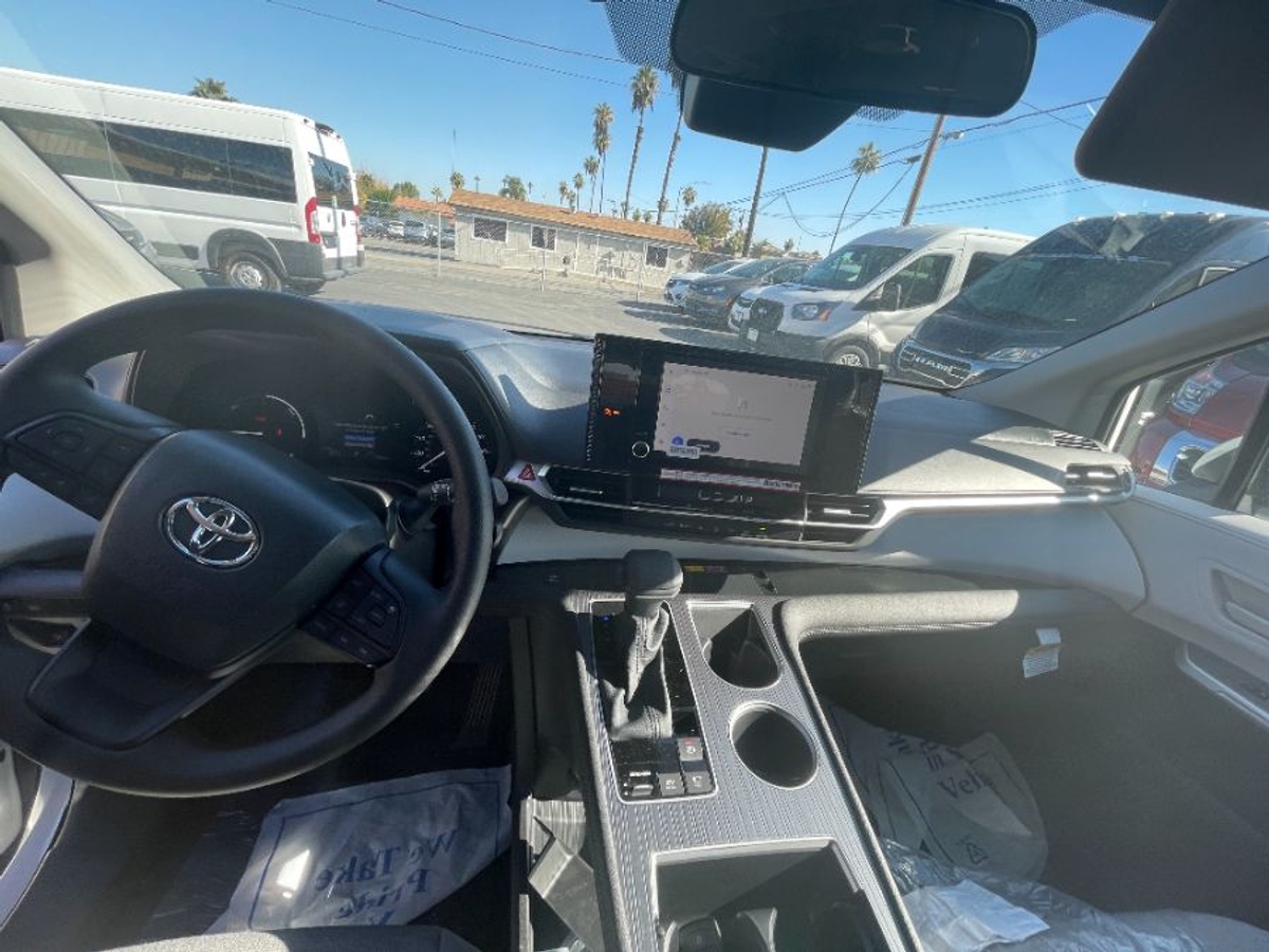 White Toyota Sienna image number 6