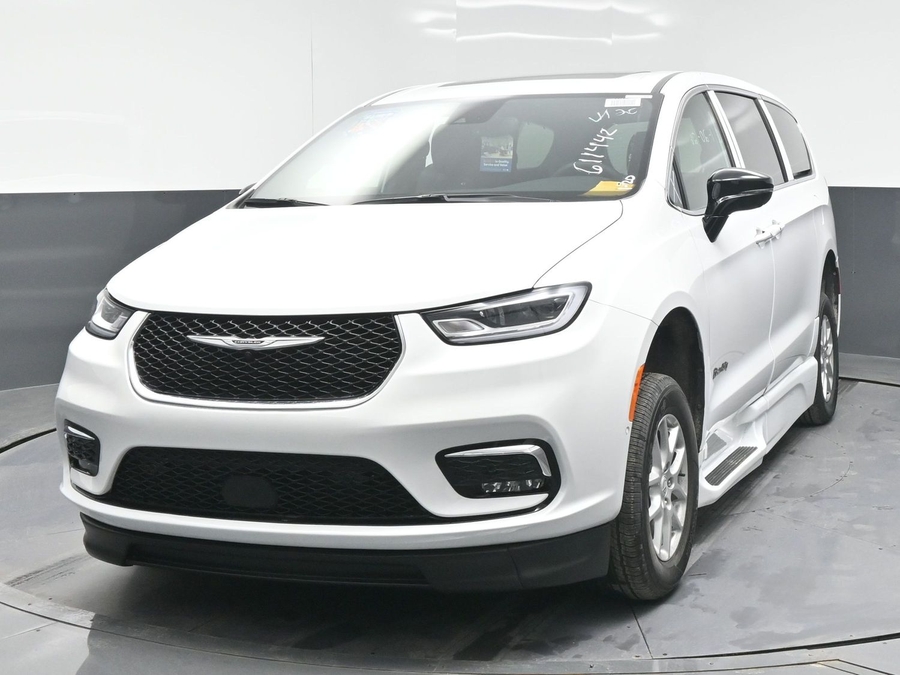 New 2025 Chrysler Pacifica Select Plus - BraunAbility Side Entry Entry In Floor Automatic Ramp