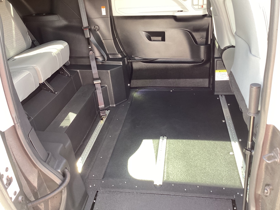 White Toyota Sienna image number 6
