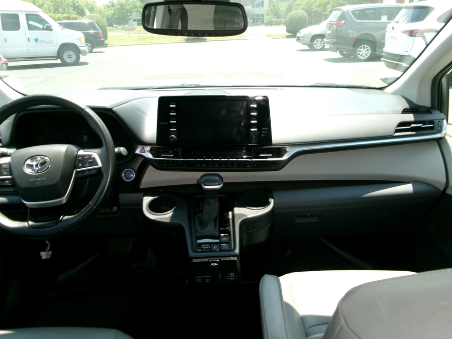 2023 Toyota Sienna XLE - Photo 19