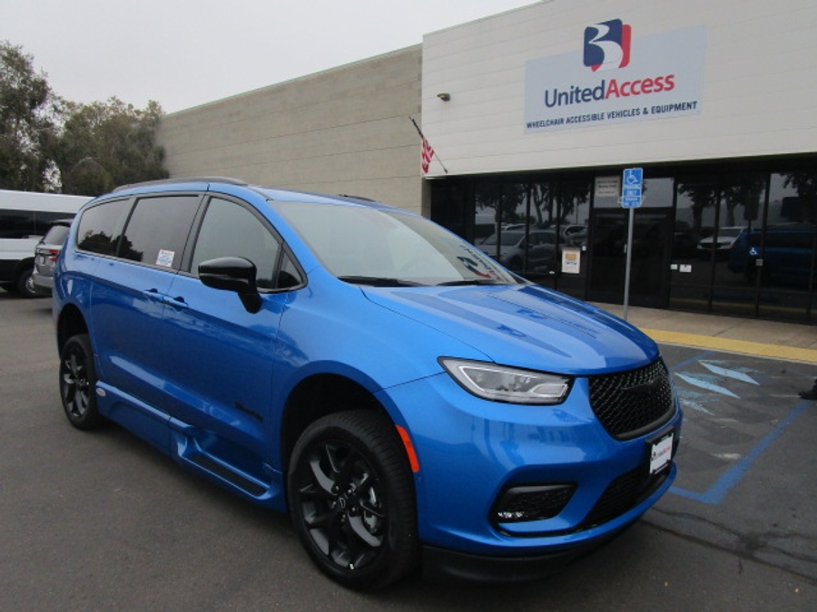 New 2026 Chrysler Pacifica Select Sport - BraunAbility Side Entry Fold Out Automatic Ramp