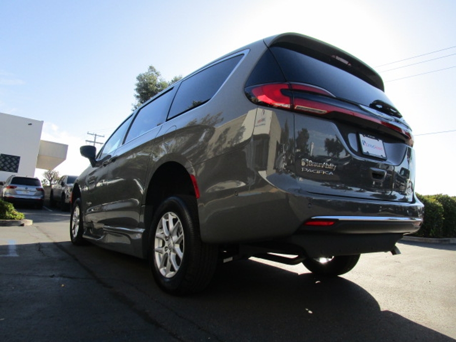 New 2025 Chrysler Pacifica Select Safety - BraunAbility Side Entry Entry Fold Out Automatic Ramp
