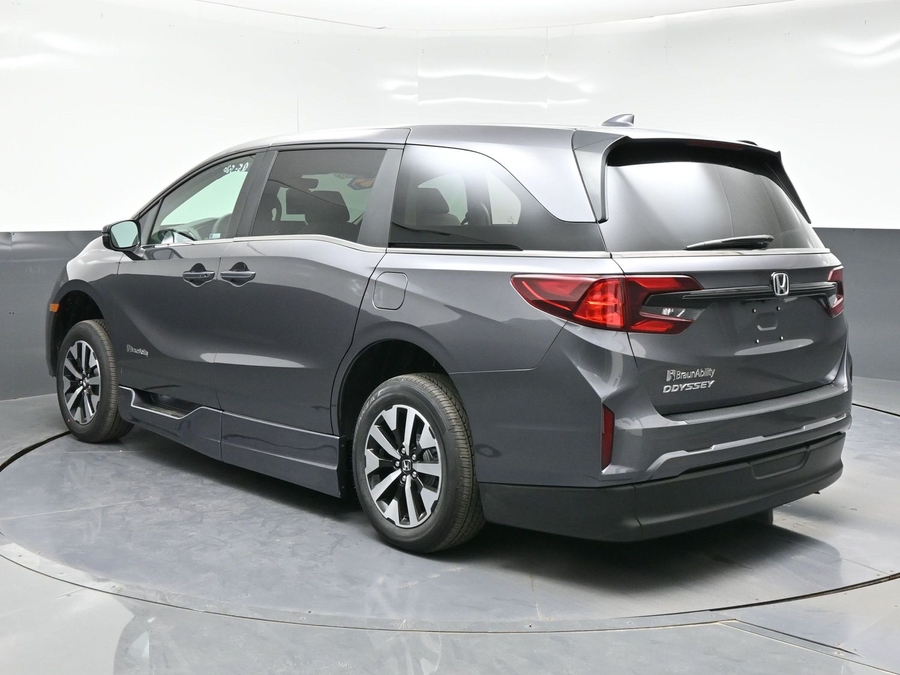 Grey Honda Odyssey image number 1