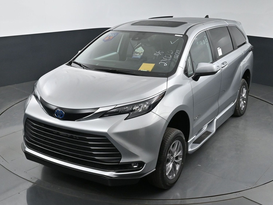 New 2025 Toyota Sienna Hybrid XLE Base - BraunAbility Side Entry Entry Fold Out Automatic Ramp