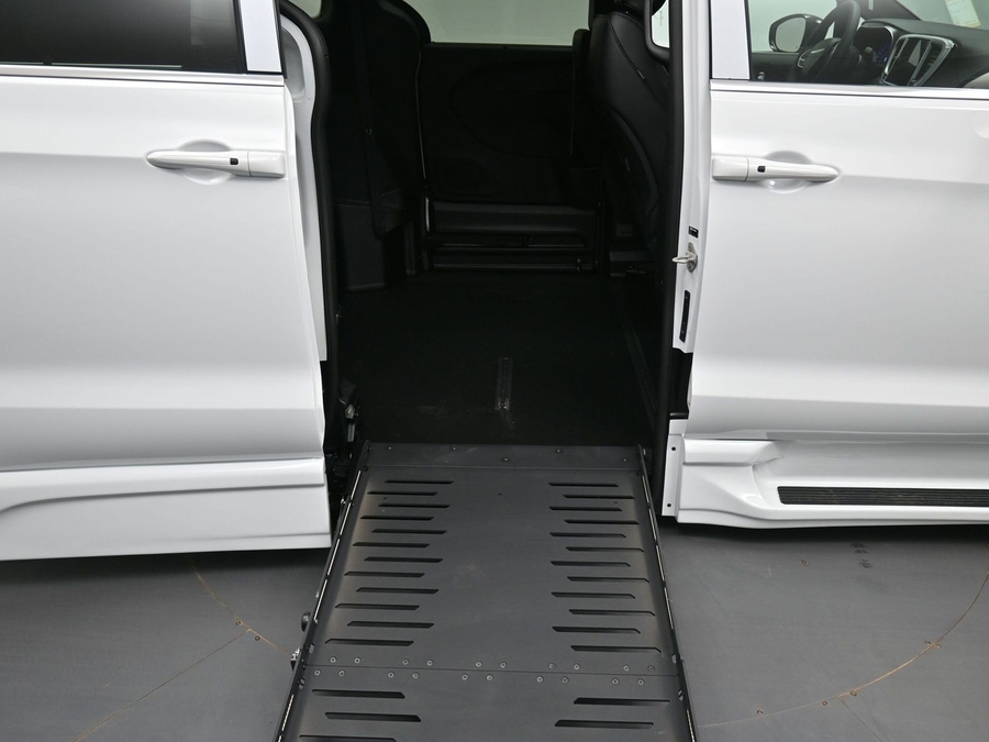 White Chrysler Pacifica image number 21