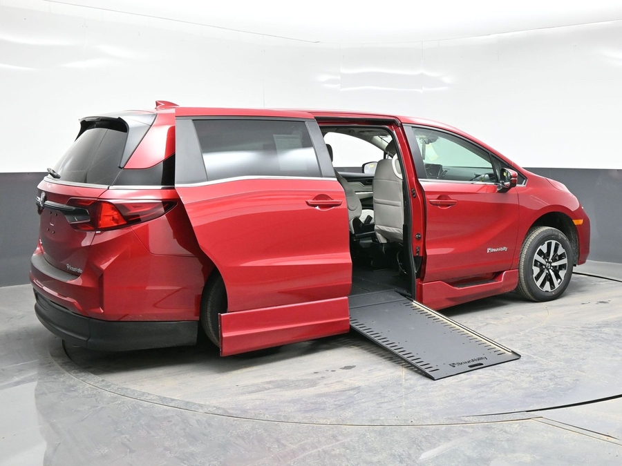 Red Honda Odyssey image number 6