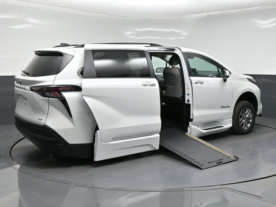 White Toyota Sienna image number 4