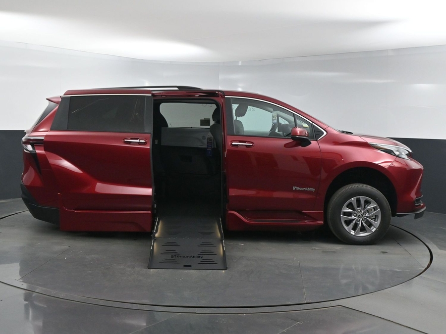 New 2025 Toyota Sienna Hybrid XLE Plus - BraunAbility Side Entry Entry Fold Out Automatic Ramp