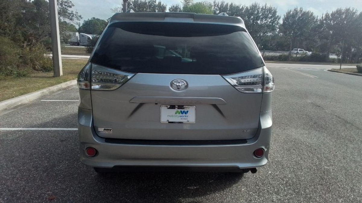 Silver Toyota Sienna image number 3
