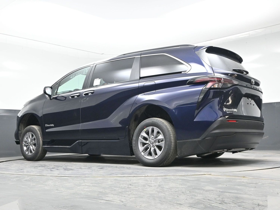 New 2026 Toyota Sienna Hybrid XLE Base - BraunAbility Side Entry Entry Fold Out Automatic Ramp