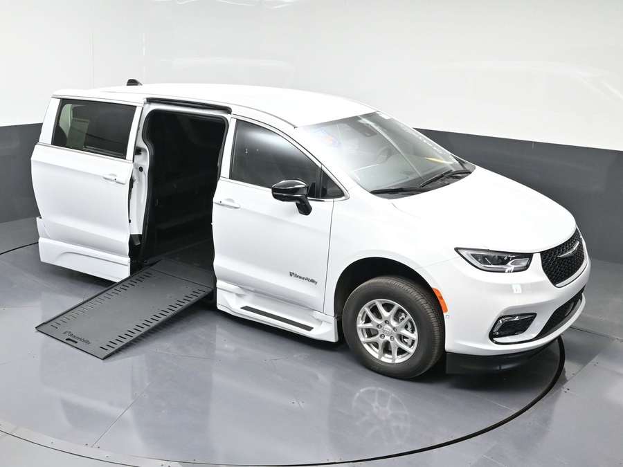 New 2025 Chrysler Pacifica Select Safety - BraunAbility Side Entry Entry In Floor Automatic Ramp