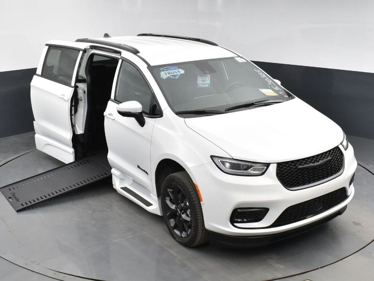 White Chrysler Pacifica image number 14