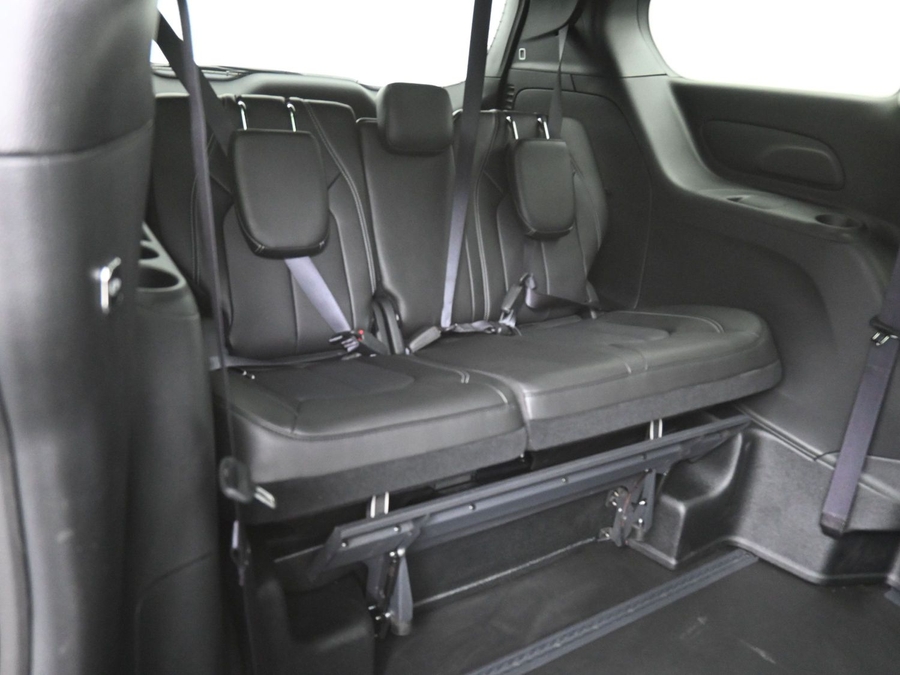 Black Chrysler Pacifica image number 9