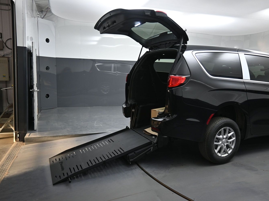 Black Chrysler Voyager image number 19