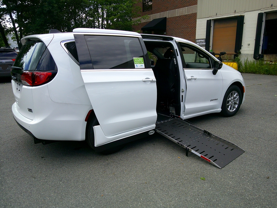 White Chrysler Voyager image number 1