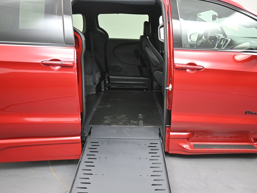 New 2026 Chrysler Pacifica Select Sport - BraunAbility Side Entry Entry In Floor Automatic Ramp