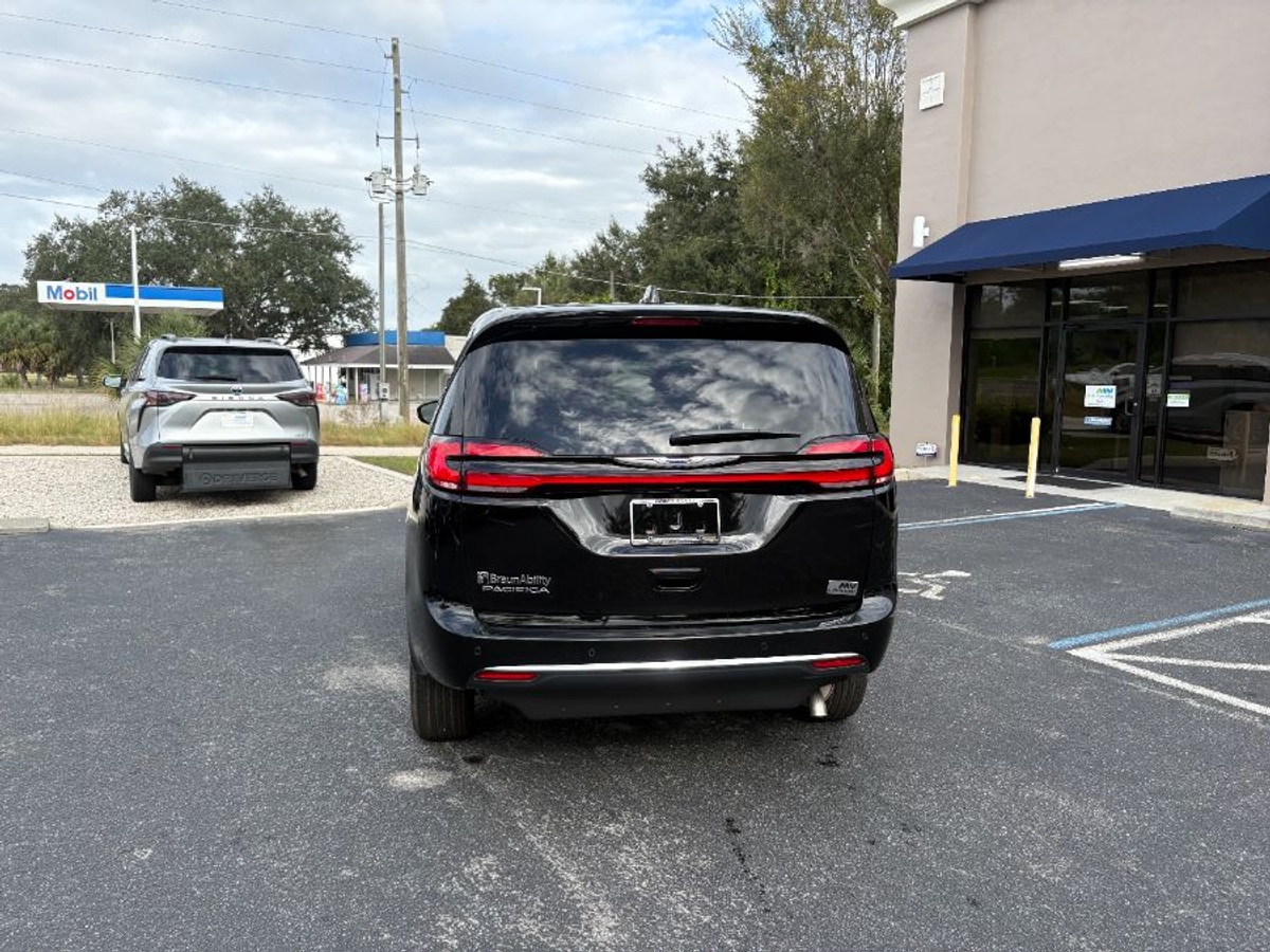 2025 Chrysler Pacifica Select's photo