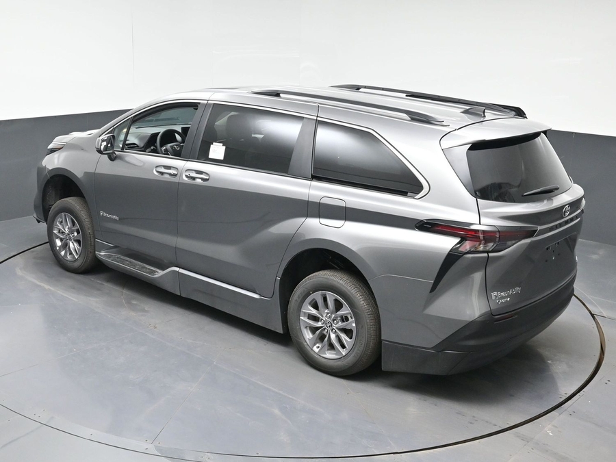 Grey Toyota Sienna image number 22