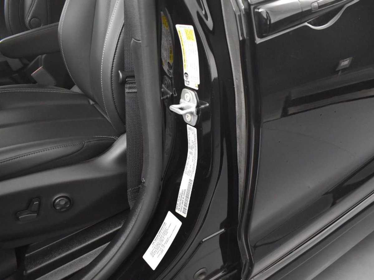 Black Chrysler Pacifica image number 15