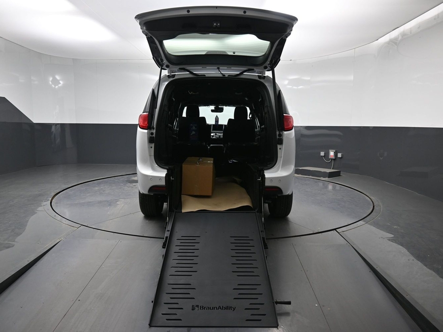 White Chrysler Voyager image number 6