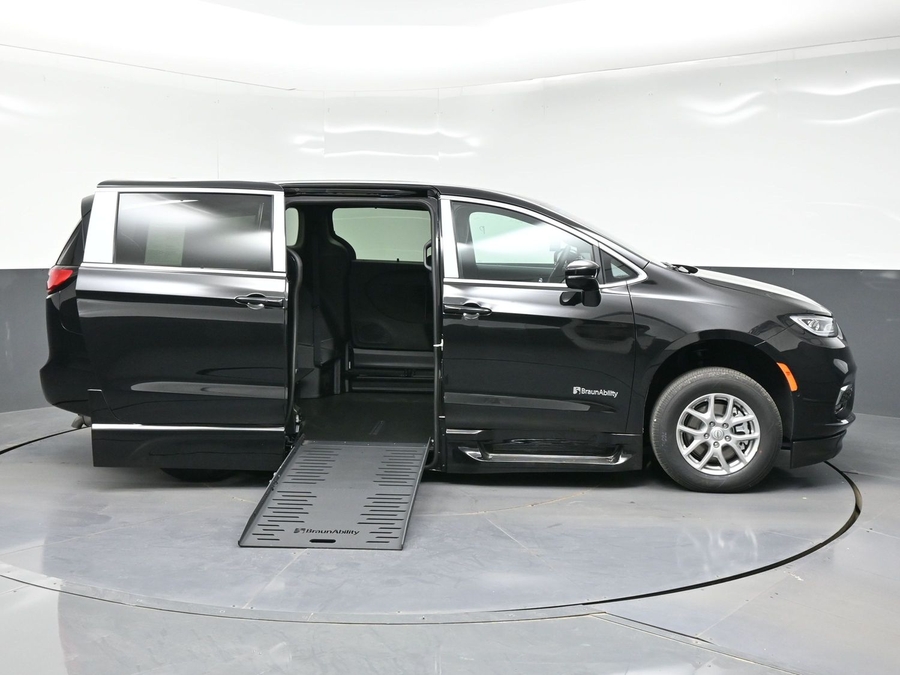 Black Chrysler Pacifica image number 4