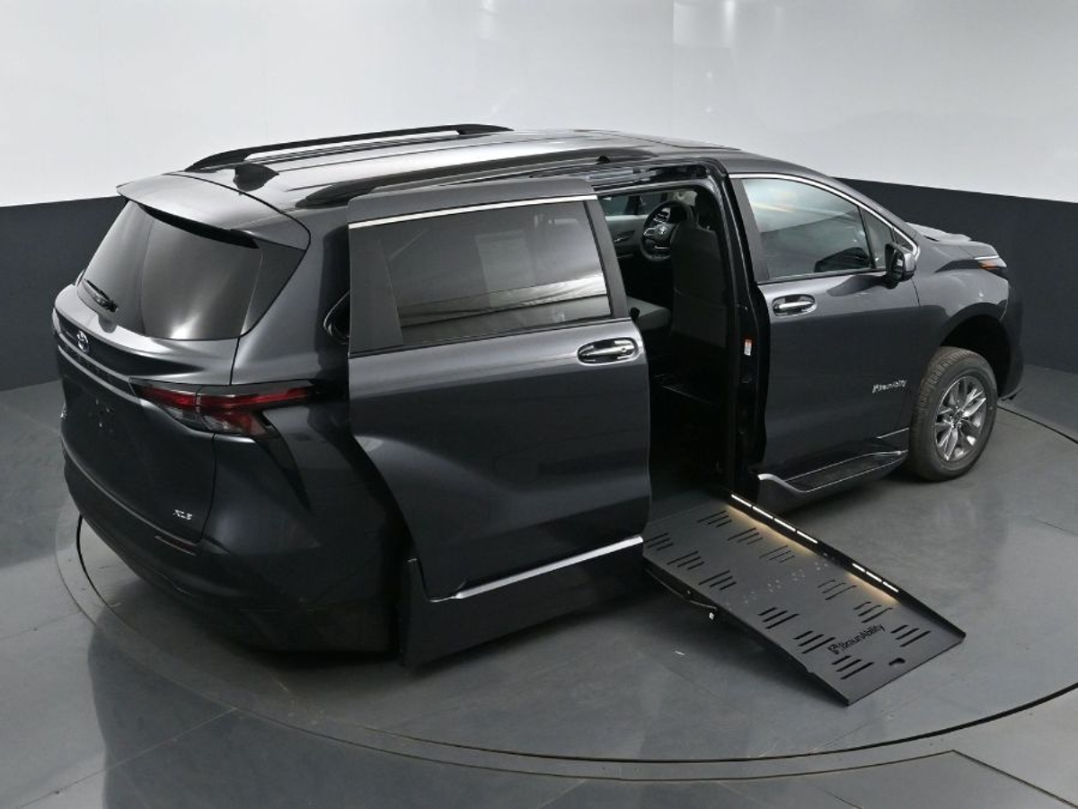 2025 TOYOTA SIENNA - Image 26