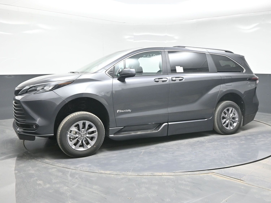 Grey Toyota Sienna image number 2