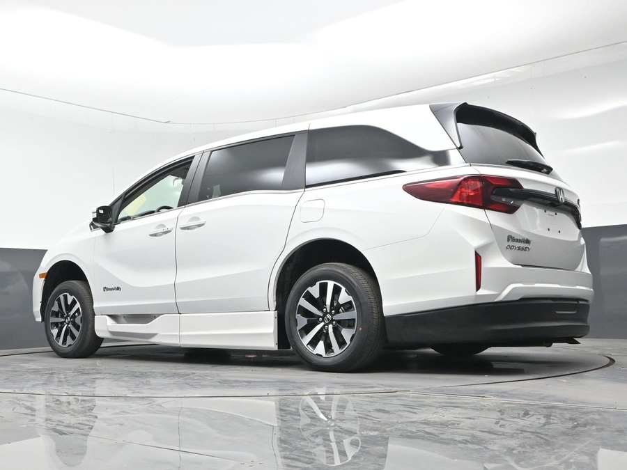 White Honda Odyssey image number 17