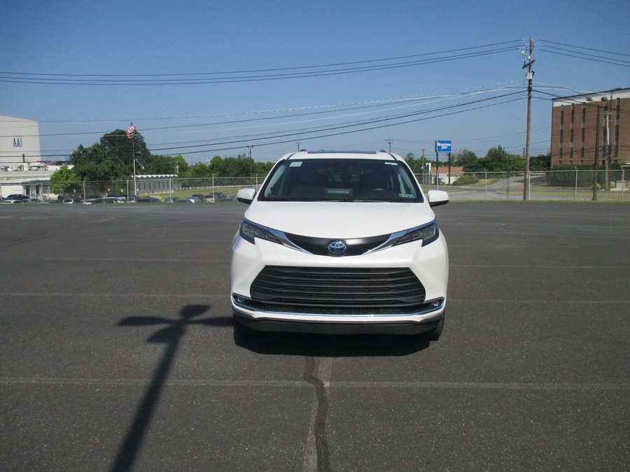 White Toyota Sienna image number 14