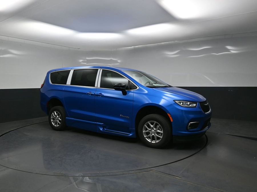 Blue Chrysler Pacifica image number 14