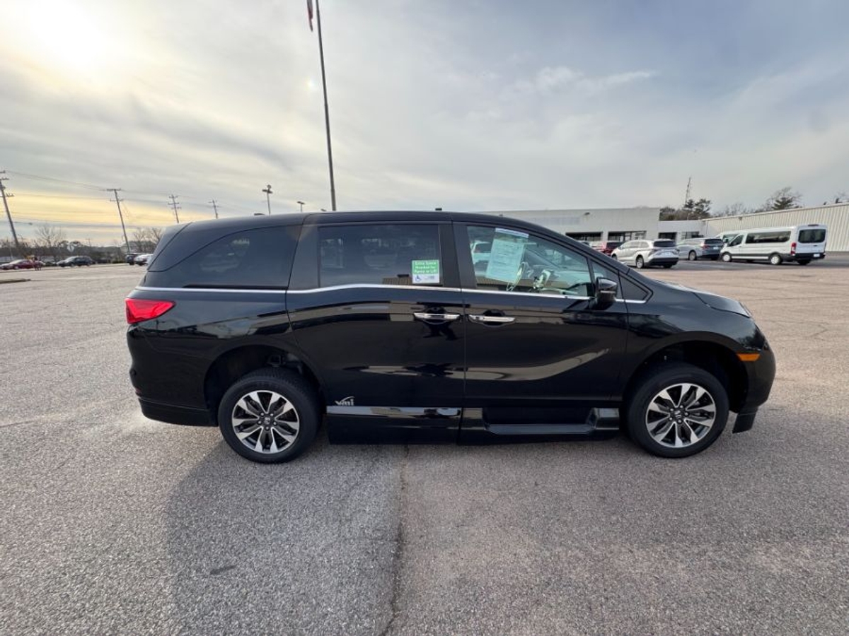 Black Honda Odyssey image number 8