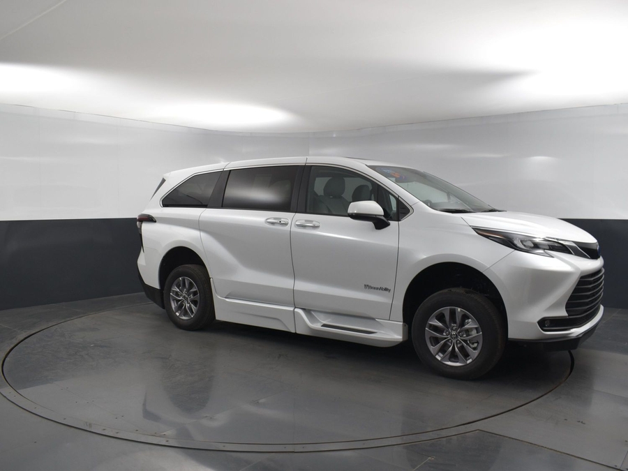 New 2025 Toyota Sienna Hybrid XLE Base - BraunAbility Side Entry Entry Fold Out Automatic Ramp