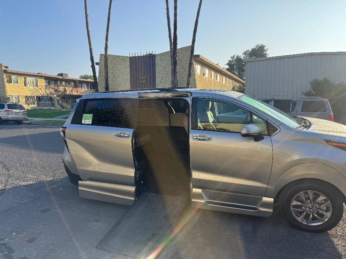 2022 TOYOTA SIENNA - Image 1