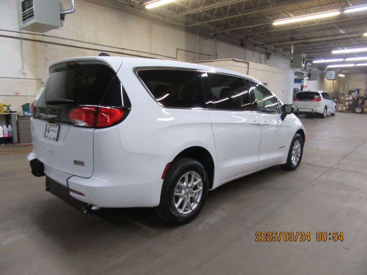 White Chrysler Voyager image number 14